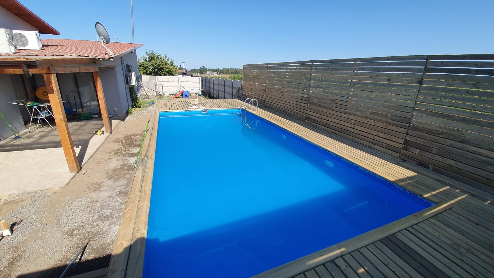 Piscina con terraza exterior